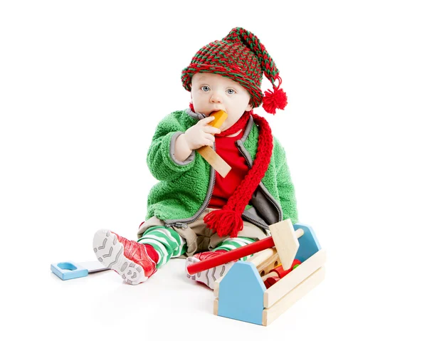 Chlapeček, používá dřevěné nástroje pro sestavení hračky — Stock fotografie