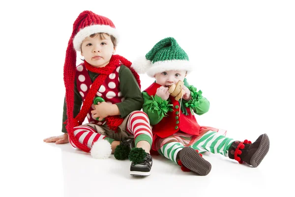 Kleiner Junge und kleine Schwester sind als Weihnachtselfen verkleidet — Stockfoto