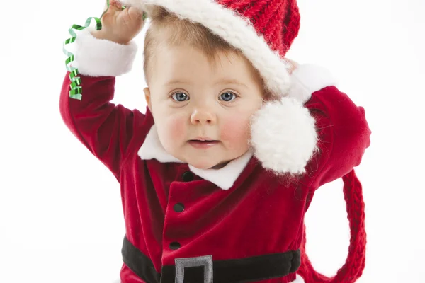 Süßes kleines Mädchen mit blauen Augen im Weihnachtsmann-Anzug — Stockfoto