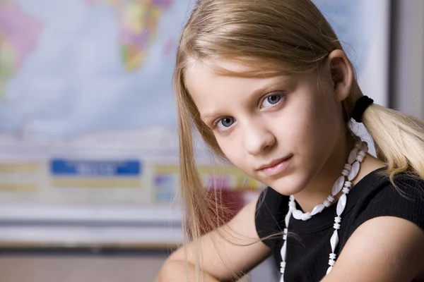 Кавказская девочка в школьном классе — стоковое фото