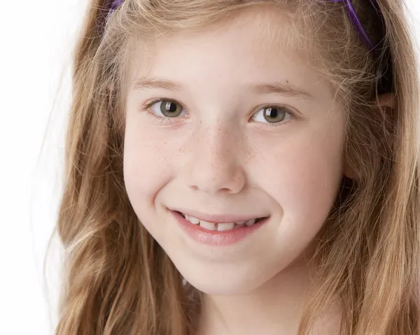 Um close-up headshot de um caucasiano 8 anos pequena menina real com cabelos longos e olhos verdes — Fotografia de Stock