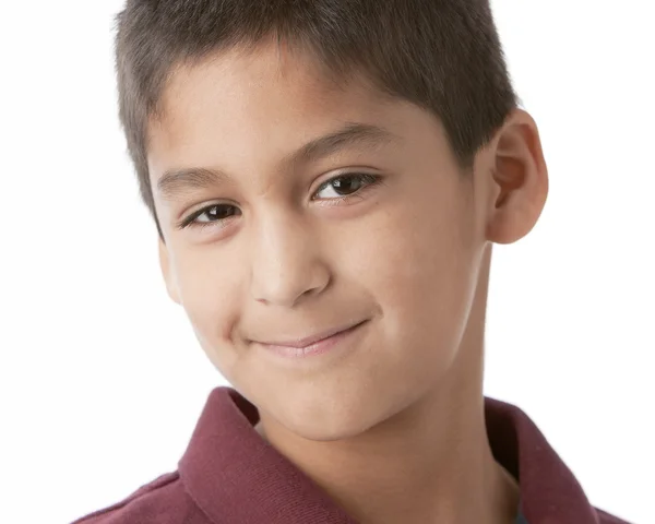 Um close-up headshot de um hispânico 8 anos pequeno menino real — Fotografia de Stock
