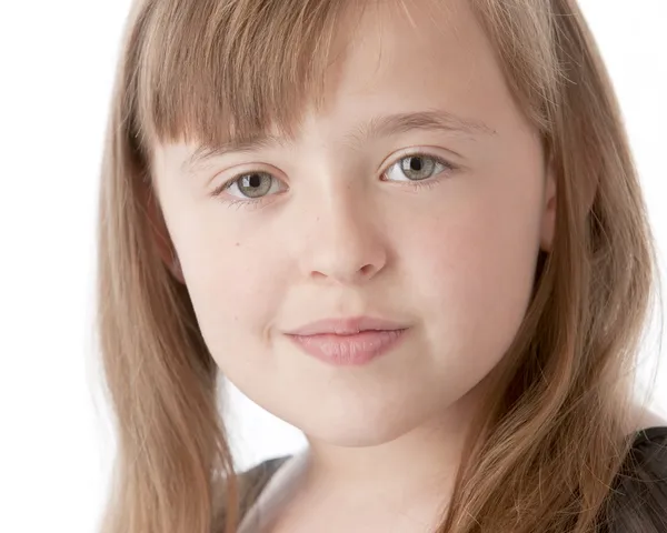 En närbild headshot av en leende kaukasiska 8 år gammal liten riktig flicka — Stockfoto