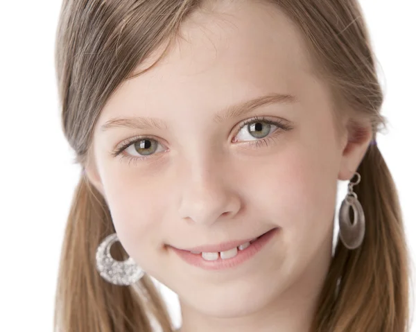 Um close-up headshot de um sorriso caucasiano 7 anos de idade pequena menina real — Fotografia de Stock