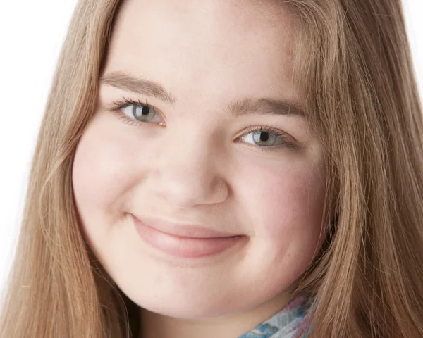 Um close-up headshot de um caucasiano sorridente 15 anos adolescente menina real — Fotografia de Stock