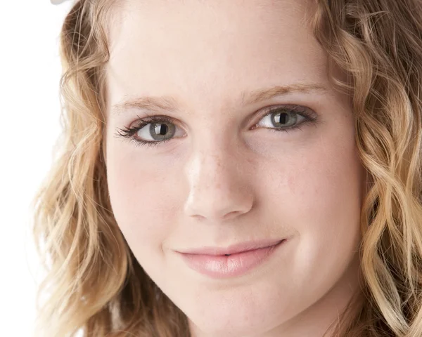 Um close-up headshot de um branco de 13 anos sorrindo adolescente menina real — Fotografia de Stock