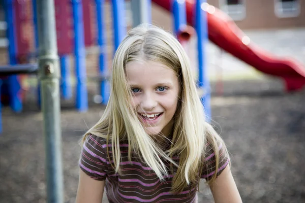 Fiatal lány szünet játszik a játszótéren, iskolában — Stock Fotó