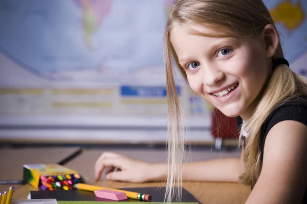 Молодая девушка изучает географию в школе — стоковое фото
