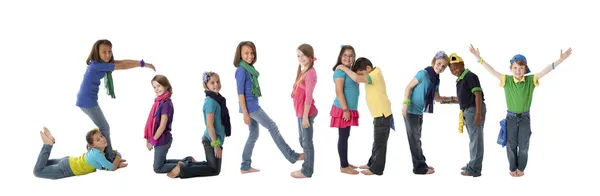 Adolescentes multiculturais trabalham juntos para formar letras do alfabeto com seus corpos — Fotografia de Stock