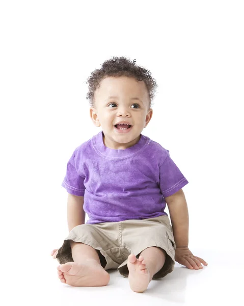 Bambino afroamericano che indossa una camicia viola brillante Foto Stock