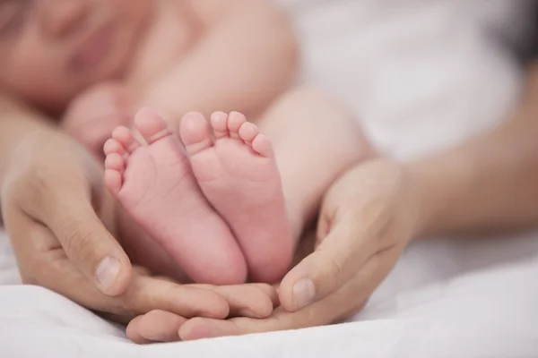 Handen houden bedrijf vreedzame slapen Kaukasische pasgeboren babymeisje — Stockfoto