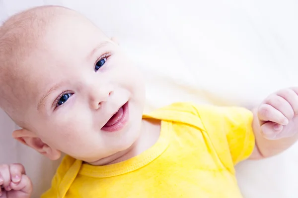 Zbliżenie 5 miesiąca życia kaukaski mały łysy chłopiec dziecko Zdjęcie Stockowe