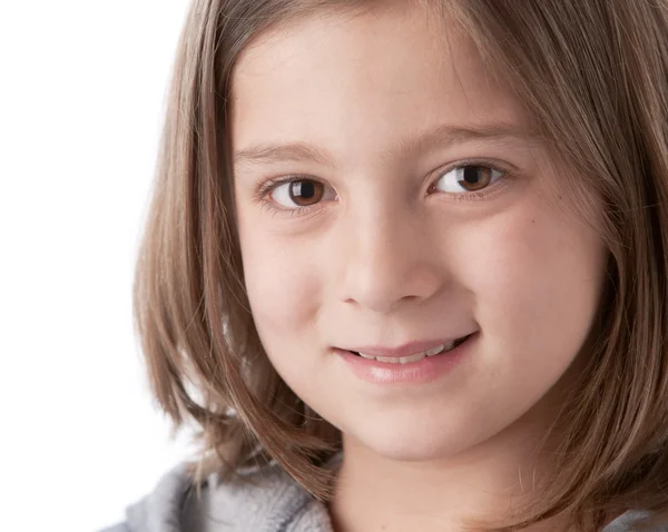 Un primer plano de una niña caucásica de 8 años sonriente y real Imagen de stock