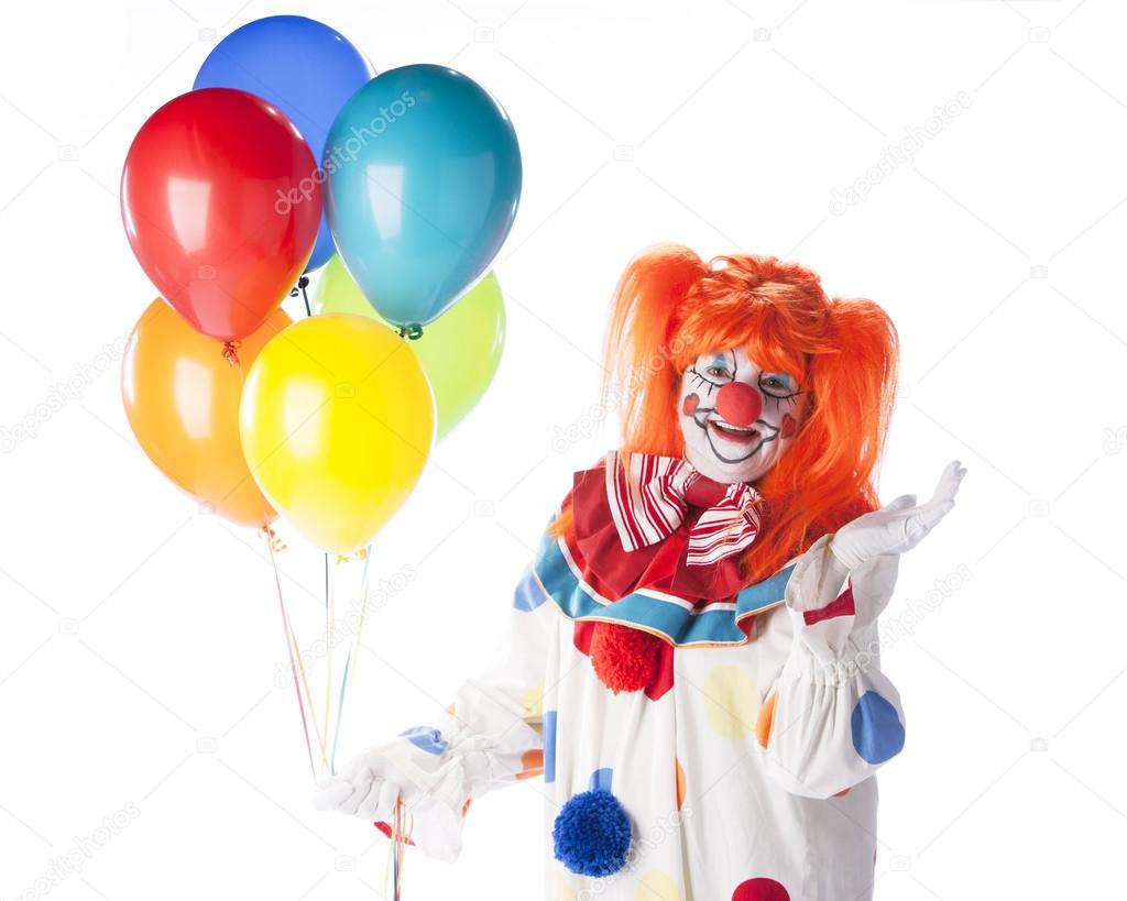 Clowns. vrouwelijke clown houden van een bos kleurrijke helium ballonnen ⬇ Stockfoto, rechtenvrije foto door ©