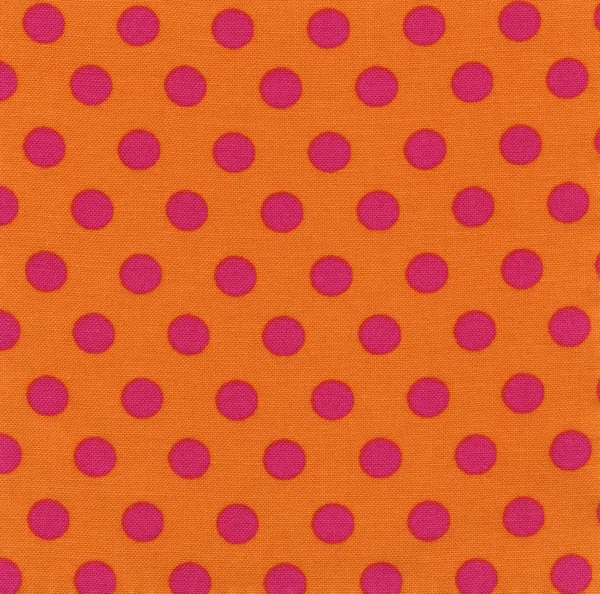 Een levendige oranje weefsel van hoge resolutie met heldere roze polka dots — Stockfoto