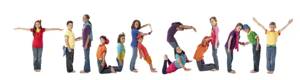 Adolescentes multiculturales trabajan juntos para formar letras del alfabeto — Foto de Stock