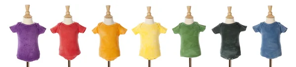 Een kleurrijke vierkleurendruk van birght tie dye t-shirts voor baby 's — Stockfoto