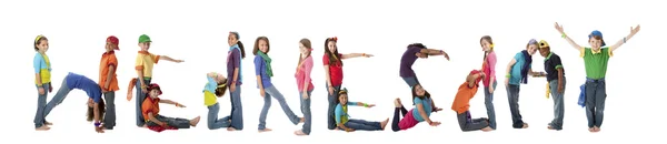 Adolescentes multiculturales trabajan juntos para formar letras del alfabeto con sus cuerpos — Foto de Stock