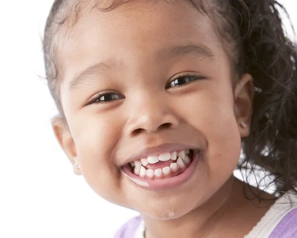 En närbild headshot en 6-årig blandras Tjej Stockfoto