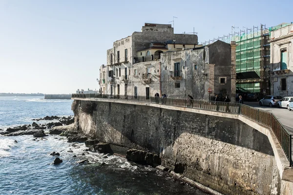 Coastal waves at Syracuse Coastline in Syracuse, Sicily — Stock Photo, Image