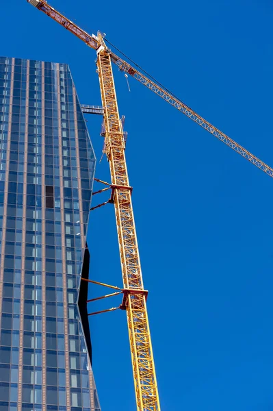 Crane on skyscraper building site — Stock Photo, Image