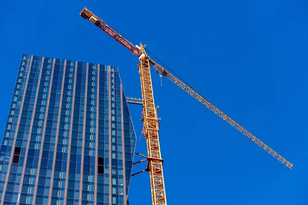 Grue sur le chantier de construction de gratte-ciel — Photo