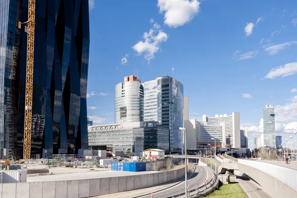 Edificio de las Naciones Unidas y alrededores en Viena — Foto de Stock