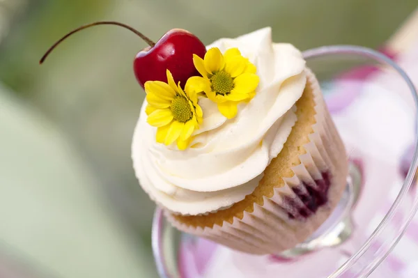 Cupcake med körsbär och blomma — Stockfoto