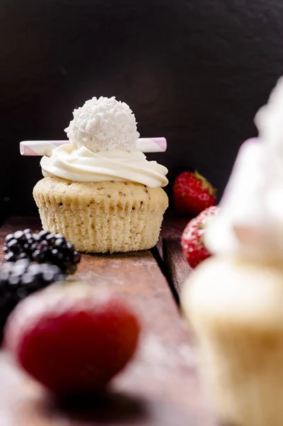 Cupcake mit Erdbeeren schwarzen Hintergrund — Stockfoto