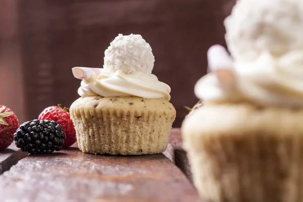 Cupcake con fragole in studio — Foto Stock