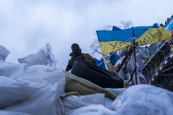 Maidan - hooded activist guard barricades at footbridge on Insti — Stock Photo, Image