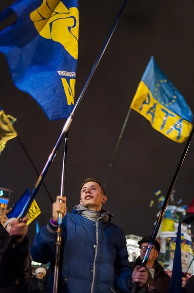 Maidan - joven activista con bandera del partido nacionalista svoboda —  Fotos de Stock