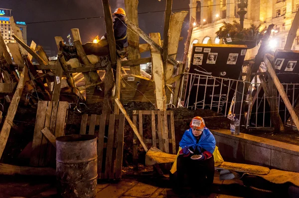 Maidan - ativistas guardando as barricadas no quadrado da independência — Fotografia de Stock