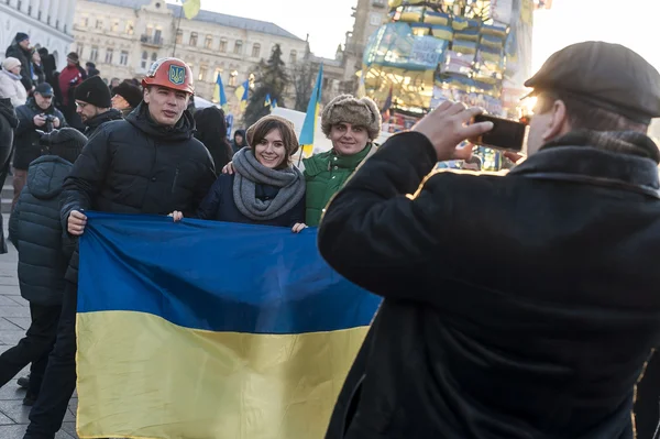 Maidan - activists on independence square take pictures with fla — Stock Photo, Image