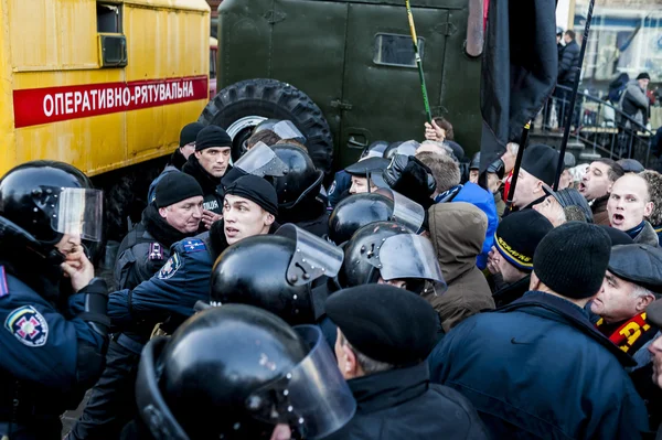 Maidan - los activistas se enfrentan con las fuerzas policiales en Kiev —  Fotos de Stock