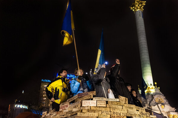 Майдан - активисты накануне нового года на площади Независимости
