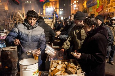 meydan - aktivist vererek çorba ve ekmek protestocular için