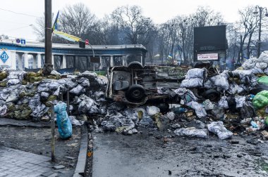 Maidan savunma barikat hrushchevkoho dyn önündeki cadde üzerinde