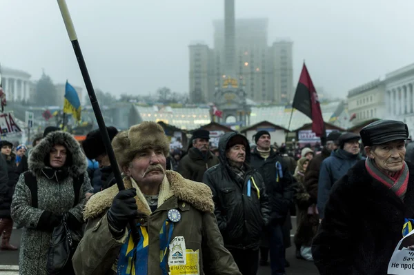 Maidan - aktivist under rally på independence square med flagga — Stockfoto
