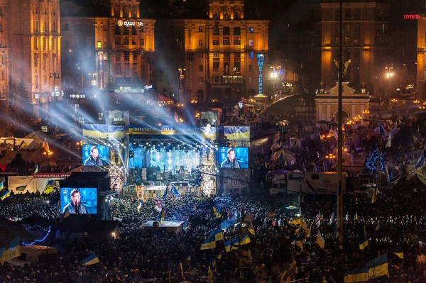 Maidan - attivista Jurij Lucenko sul palco al rally vigilia di nuovi anni — Stockfoto