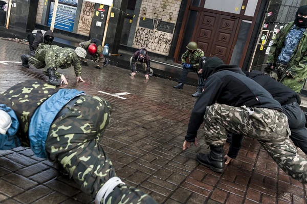 Maidan - selbstverteidigungsaktivisten trainieren für bevorstehende kämpfe — Stockfoto