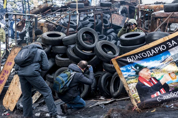Maidan - Journalisten fotografieren Aktivisten auf Barrikaden — Stockfoto