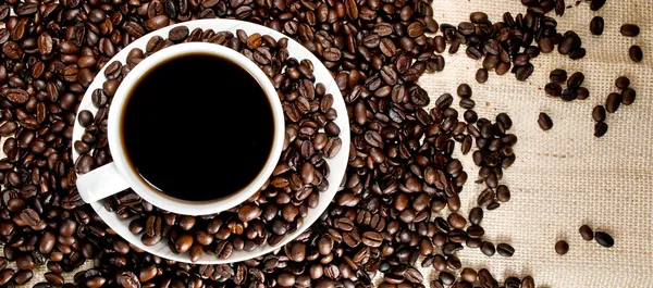 Coffee cup and coffee beans — Stock Photo, Image