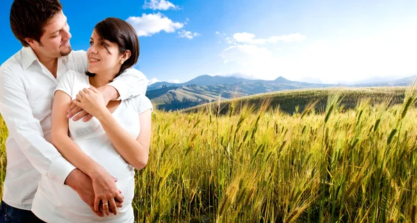 Glückliches schwangeres Paar an schönem sonnigen Tag — Stockfoto