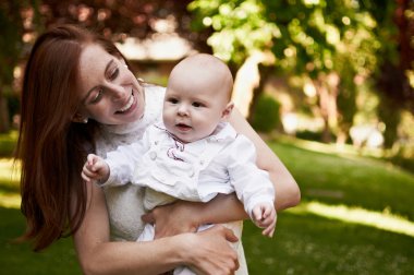 Anne ve oğlu güzel, güneşli bir gün içinde
