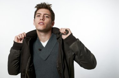 genç yakışıklı erkek model beyaz arka plan stüdyo poz wi vurdu