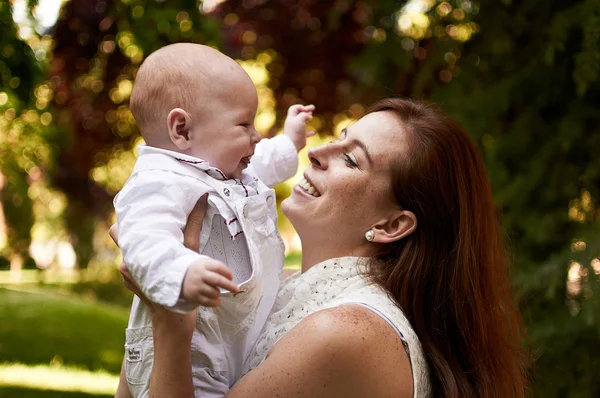 Mor och son i en vacker solig dag — Stockfoto