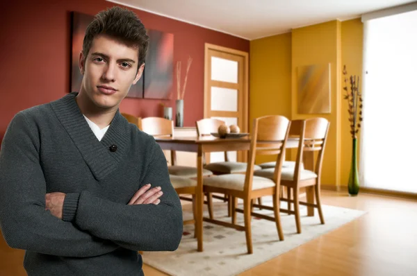 Joven feliz en su apartamento —  Fotos de Stock