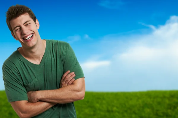 Gelukkig jonge man op buiten zomerdag — Stockfoto