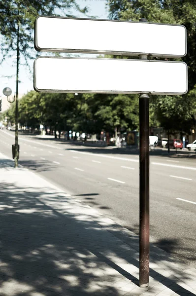 Biały billboard na ulicy z kopia miejsce — Zdjęcie stockowe